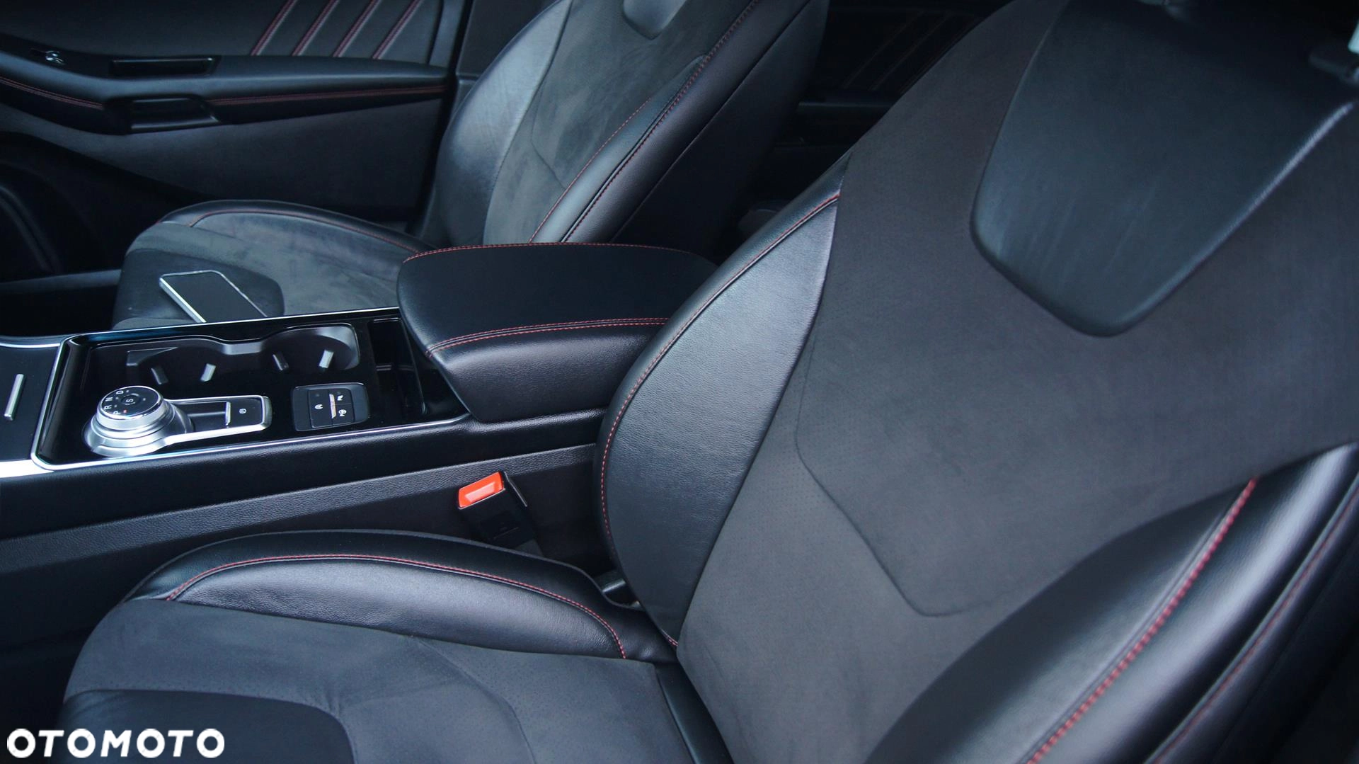 Ford Edge 2.0 EcoBlue Twin-Turbo 4WD ST-Line - obrazek 29