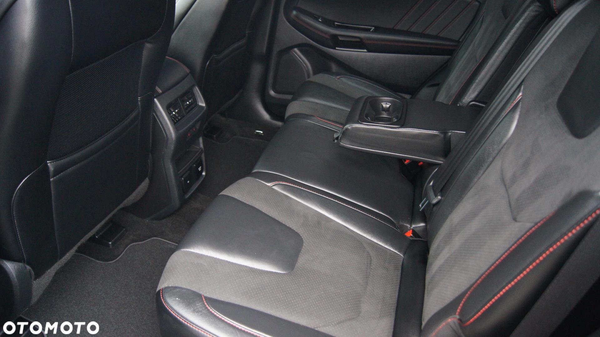 Ford Edge 2.0 EcoBlue Twin-Turbo 4WD ST-Line - obrazek 30