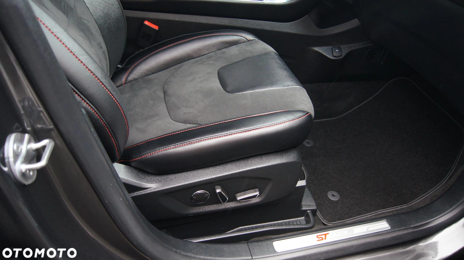 Ford Edge 2.0 EcoBlue Twin-Turbo 4WD ST-Line - obrazek 31