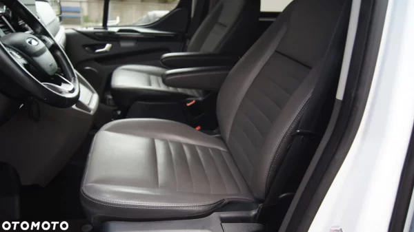 Ford Tourneo Custom 2.0 EcoBlue L1 Titanium SelectShift - obrazek 24