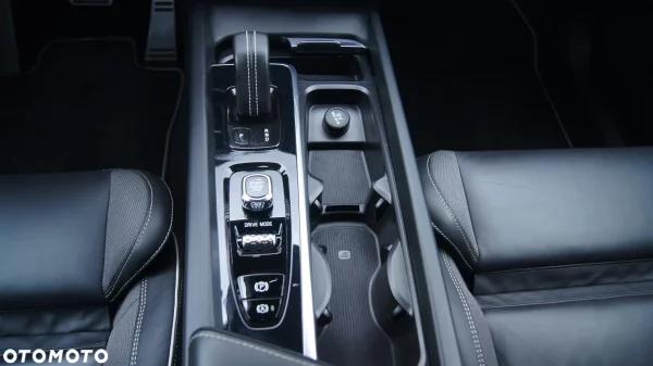 Volvo XC 60 D4 AWD R-Design - obrazek 3