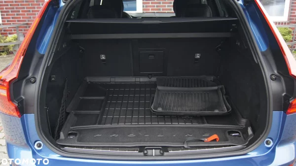 Volvo XC 60 D4 AWD R-Design - obrazek 9